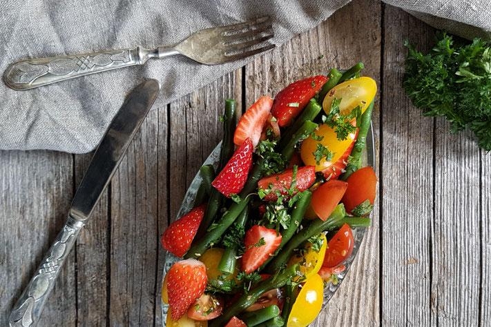 Fisolen-Erdbeer-Salat