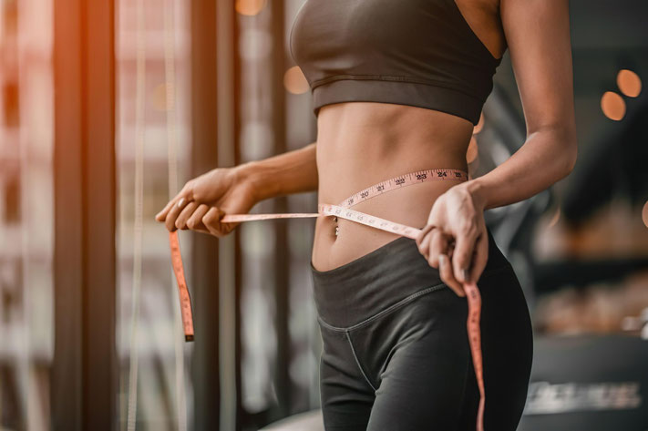 Fitness dimagrimento allenamento pesi muscoli gonfi estetica corpo snello