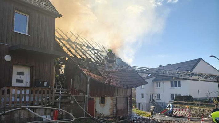 In Breitenbach brannte eine Scheune. Zahlreiche Einsatzkräfte rückten an. © Tim Bachmann