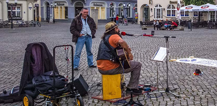 Straßenmusik, Rock, Greifswald, Waldgaenger, Music, Blues, Folk, Peace, Love, Cajon, Marktplatz, Jens Liesendahl,  