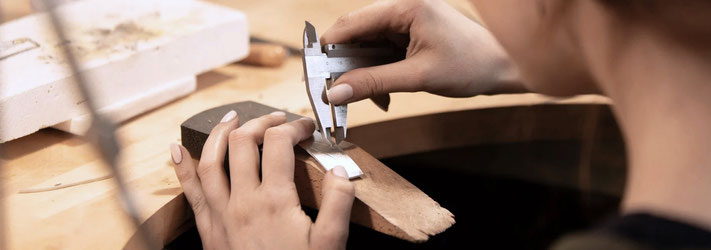 Stage de bijouterie, cours de bijouterie, ateliers, initiation, formation avec un artisan à Annecy en Haute-Savoie, faire son bijou DIY, fabriquer un bijou unique