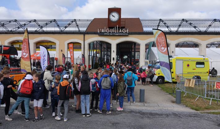 Des centaines de scolaires ont investi l'Aiguillage lors de la 1e édition du Festival de l'agriculture, de la viticulture et de l'alimentation. © Archives Axomois Production