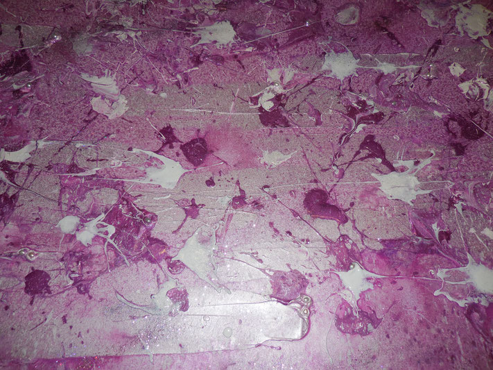 irisierende Farbe in Violett und Perlacryl mit Mischtechnik aufgetragen sowie Süßwasserperlen