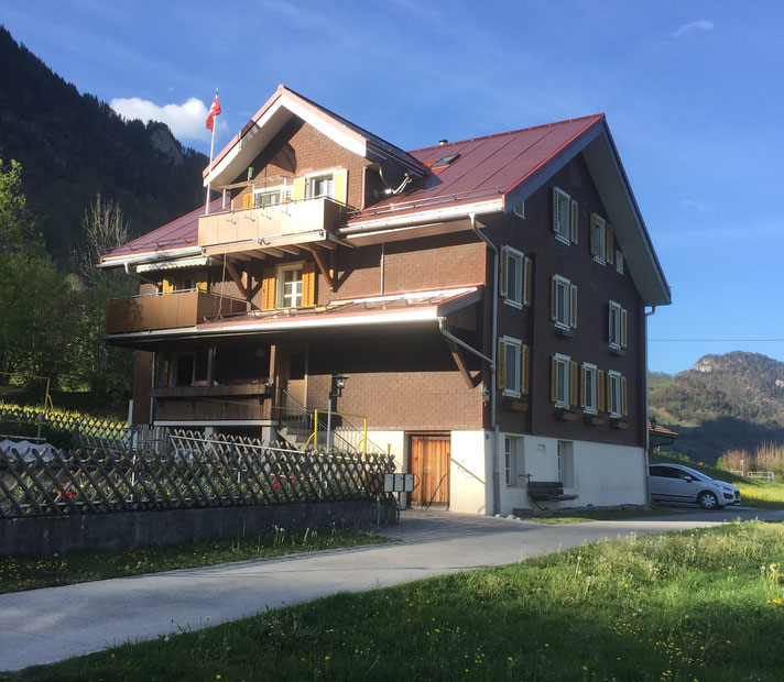 Bauernhaus erbaut 1762 ausserhalb der Bauzone, renoviert 2018 mit Terracotta-farbigen StromZiegeln (23 kWp Leistung)