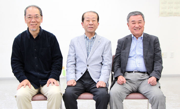 日吉地区連合町内会役員の集合写真。左から佐相会計、青会長、米川副会長。