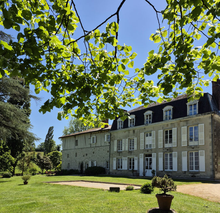 Masbareau Demeure de Charme, un séjour Nature avec table d’Hôtes, 3 chambres d'Hôtes et un Gîte 8 personnes. 4h de Paris et Lyon.