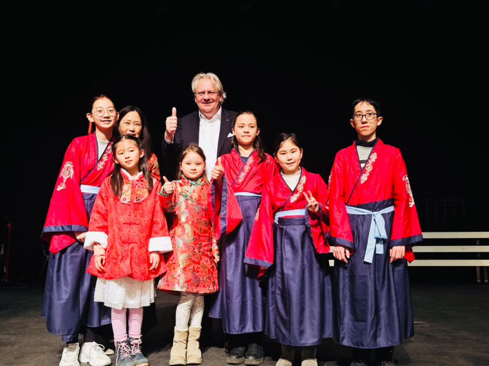 科隆市长 Dr. Ralph Elster博士赞赏德国文德书院表演中国经典