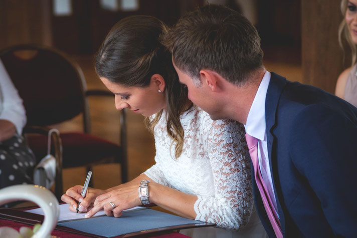 HochzeitHochzeitsfotografie, Der Beste Fotograf, Hochzeit, Braut, Bräutigam, Portraitaufnahme, Portrait, Gross-Gerau, Hessen, Russelsheim, Ruesselsheim, Darmstadt, Mainz, Wiesbaden, Frankfurt, Nauheim, Bischofsheim, Bauschheim, Rathaus, Stadesamt.