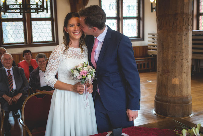HochzeitHochzeitsfotografie, Der Beste Fotograf, Hochzeit, Braut, Bräutigam, Portraitaufnahme, Portrait, Gross-Gerau, Hessen, Russelsheim, Ruesselsheim, Darmstadt, Mainz, Wiesbaden, Frankfurt, Nauheim, Bischofsheim, Bauschheim, Rathaus, Stadesamt.