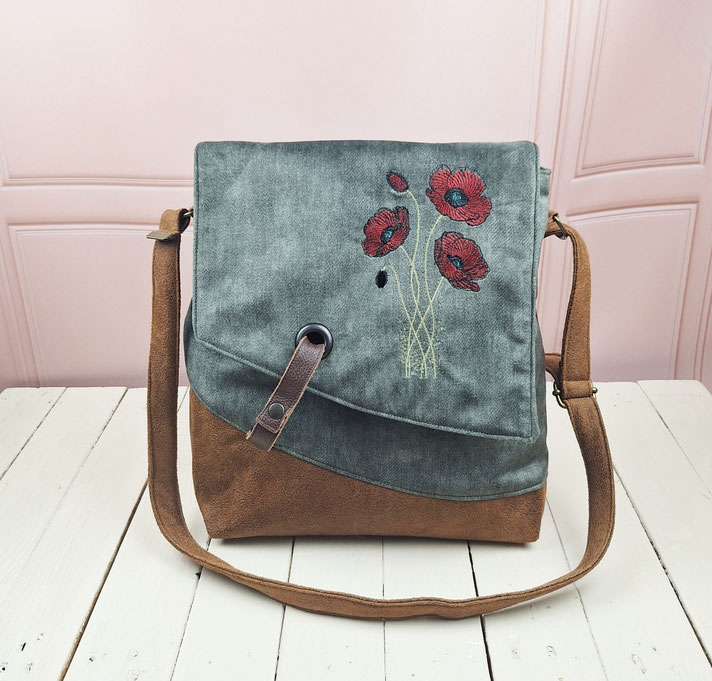 Besace brodée femme asymétrique , Sac bandoulière broderie coquelicots , Velours vert foncé, similicuir marron, Sac bohème artisanal, pièce unique