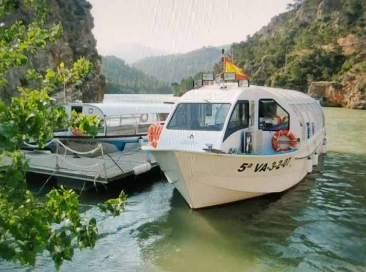 Crucero Fluvial que navega durante 30 km entre las poblaciones de Cofrentes y Cortes de Pallas en Valencia, con una duración de 1h. 30 min, aproximadamente.