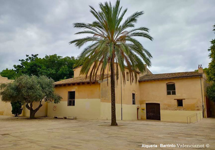 La alquería de Barrinto, data del Siglo XIV (restaurada, hoy dedicada a biblioteca pública "Joanot Martorell" y centro de recepción de visitantes)