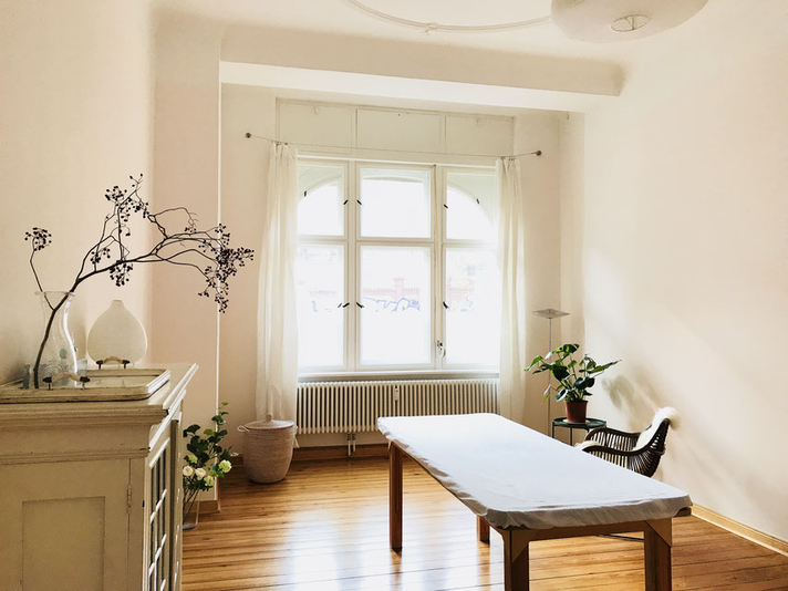 My practice offers a serene and soothing atmosphere, away from the bustle of the city. It is located across from Leisepark in beautiful Winskiez of Prenzlauer Berg in Berlin.