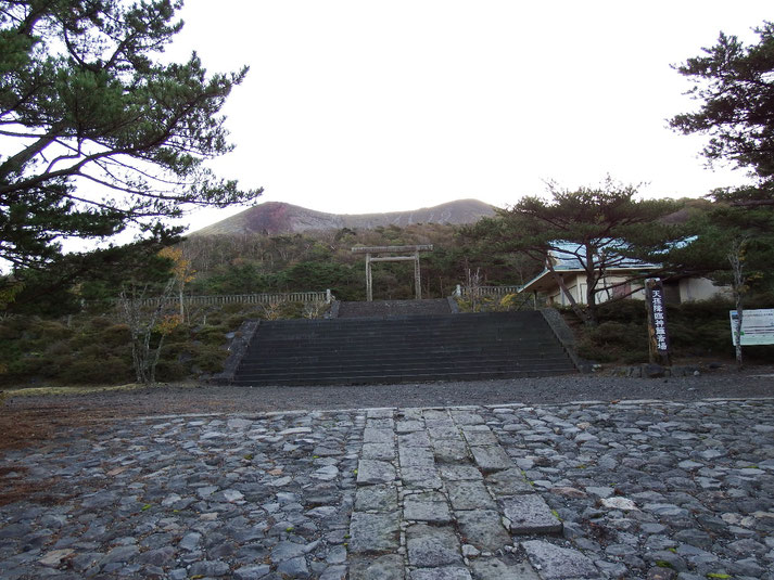 御山全体がご神体。御鉢(火口)を真正面に望む「天孫降臨神社」。