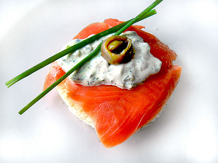 Sokey-Wildlachs-Canapé mit Remoulade und Kaper im Sardellenröllchen