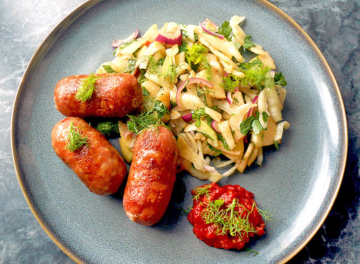 Salsiccia al finocchio su insalata con salsa di pomodoro piccante ● Fenchel-Salsiccia auf Salat mit scharfer Tomatensalsa