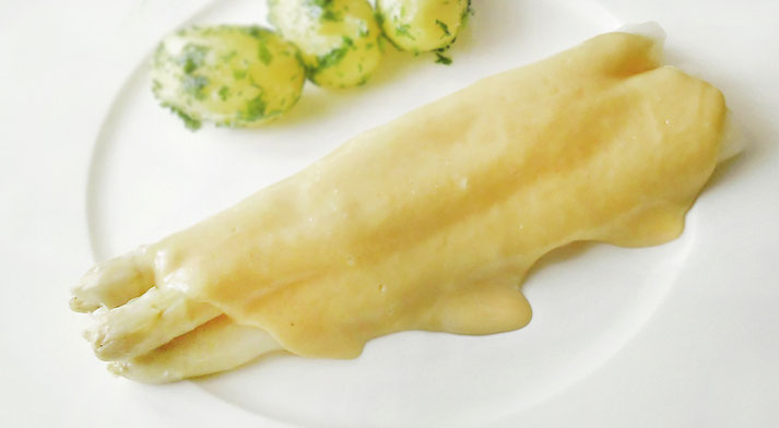 Spargel mit Sauce Hollandaise und Petersilienkartoffeln