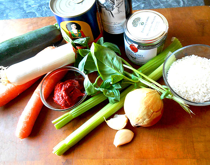 Zutaten für die Tomaten-Gemüsesuppe mit Reis