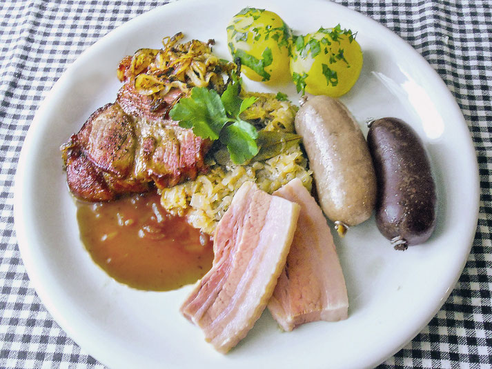 VARIANTE 2: Blut und Leberwurst – Rippli mit Zwiblischweizi, Chessifleisch, Suurchrut,