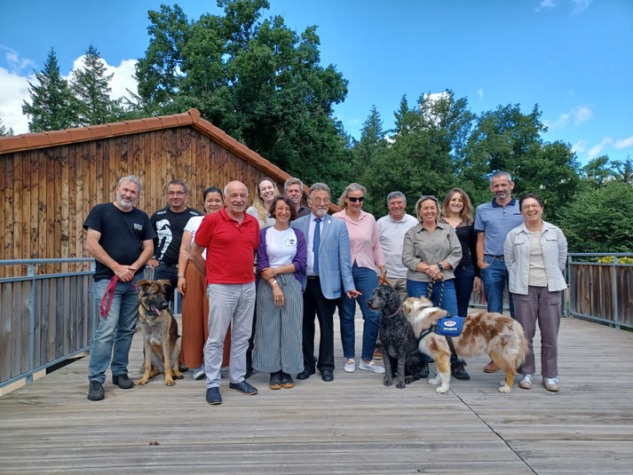 Photo de groupe des séminaristes en extérieur