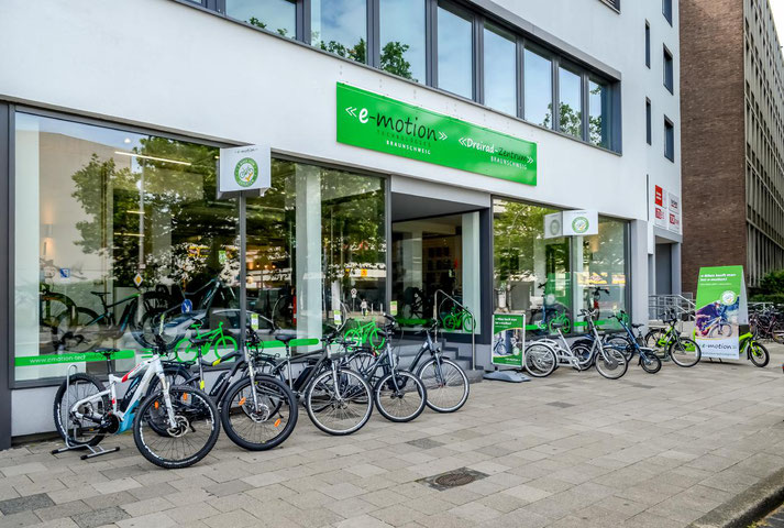 Auf großer Ladenfläche können Sie sich im Shop in Braunschweig zahlreiche e-Mountainbikes ansehen und probefahren.