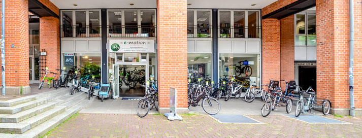 Auf großer Ladenfläche können Sie sich im Shop in Hannover zahlreiche e-Mountainbikes ansehen und probefahren.