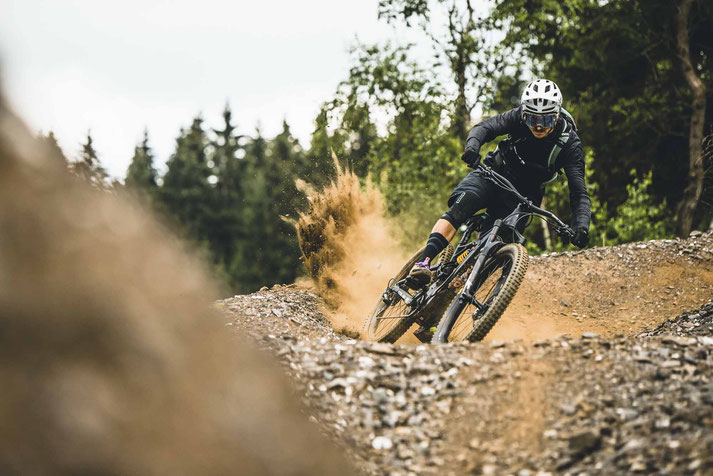 Auf großer Ladenfläche können Sie sich im Shop in Hanau zahlreiche e-Mountainbikes ansehen und probefahren.
