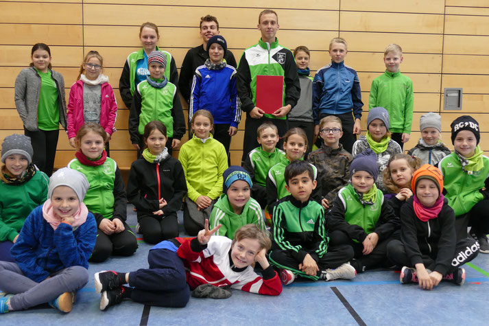 Stolz nehmen die Beeskower Leichtathleten ihr erfolgreiches Vereinsmitglied in ihre Mitte