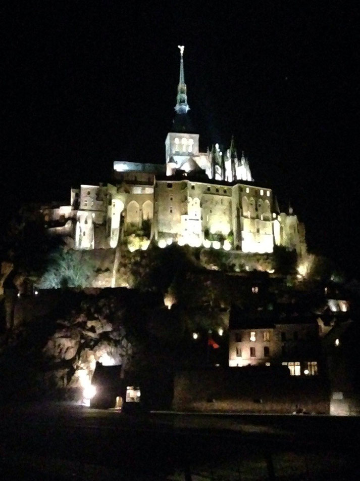 Der Mont Saint Michel bei Nacht