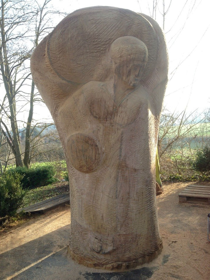 Der Erzengel Michael, Eichenstamm, 2m70 hoch, 1m mittlerer Durchmesser