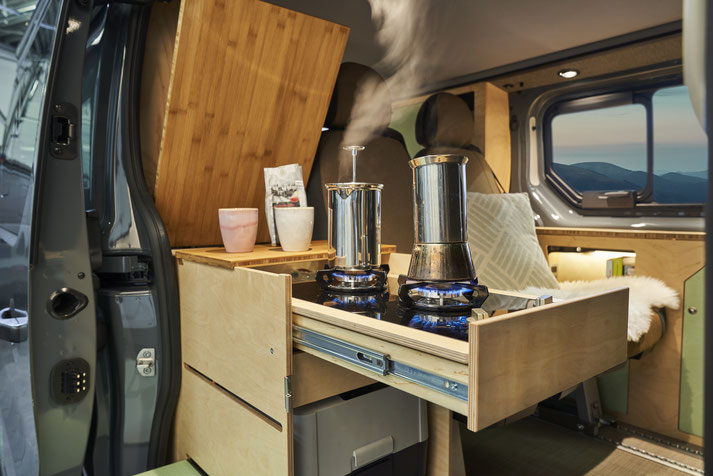 Kompanja Campingbus Ausbau mit flexibler Küche und Blick ins Wohnzimmer.