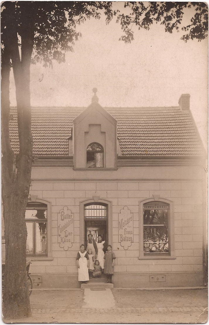 Franz Batzen betrieb hier eine Metzgerei und eine Kolonialwarenhandlung. Rückwärtig waren ein Schlachthaus, ein Stall und ein Wagenschuppen angebaut. Die Stuckfassade ist bis heute  erhalten.