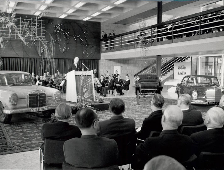Firmenjubiläum Mercedes-Benz, 75 Jahre Motorisierung des Verkehrs