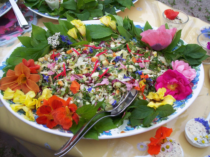 Bunter Sommersalat mit Wildkräutern und essbaren Blüten