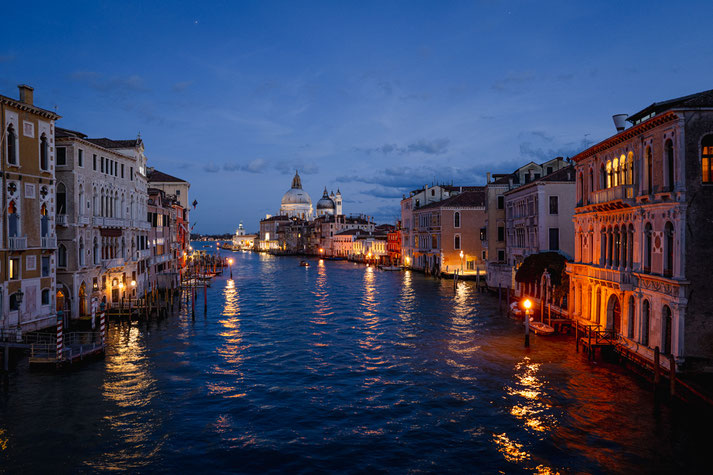 "Blaue Stunde" - Blick von der Ponte dell´Accademia in Richtung Santa Maria della Salute