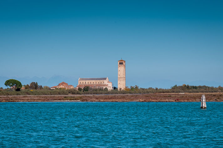 Blick auf Torcello bei der An- oder Abreise von/nach Burano mit dem Wasserbus