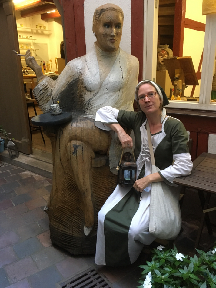 Braumeisterin im historischen Gewand