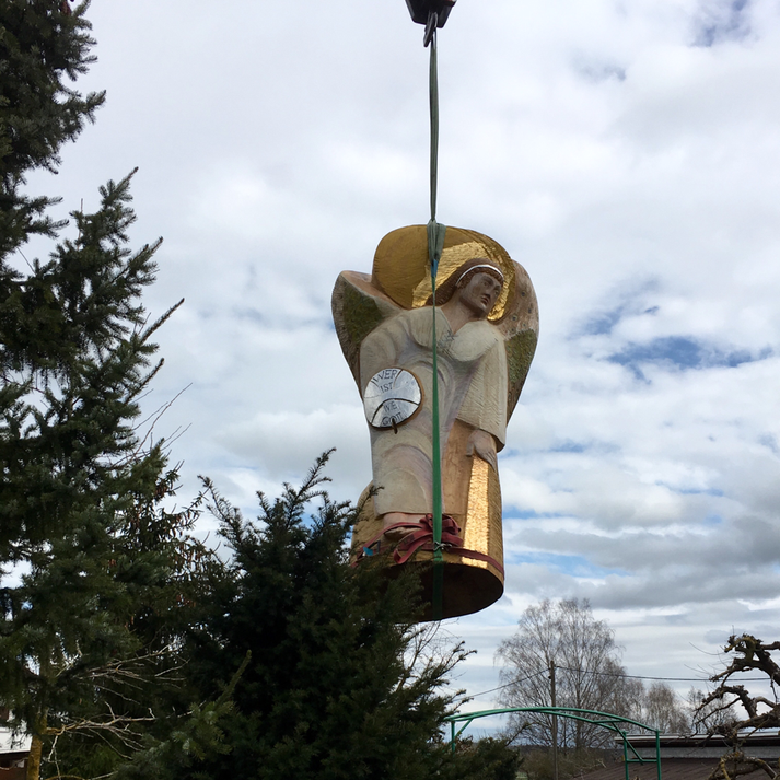Erzengel Michael fliegt an seinem Standort ein