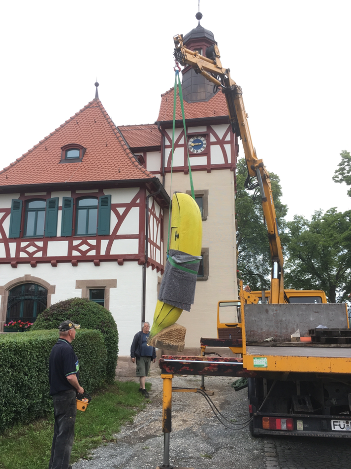 Kunst-Banane für Bienen geht auf Reisen