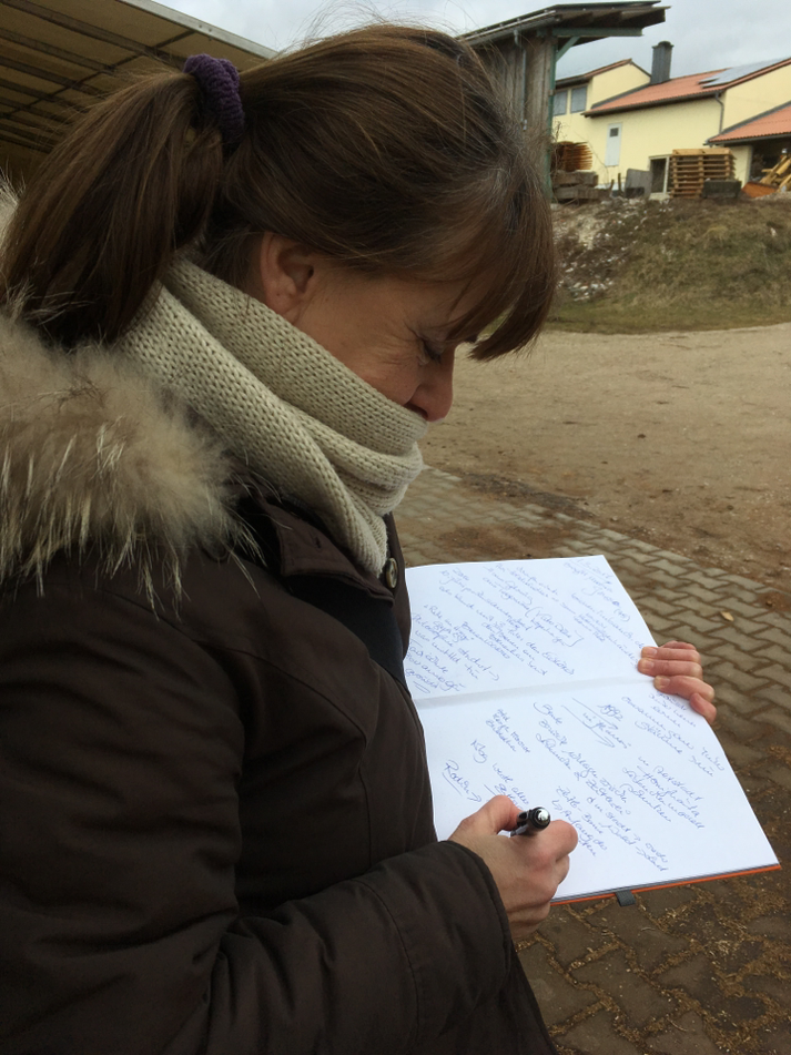 Die Presse ist beim 1.Schlag dabei. Sabine Rempe, Journalistin bei der Arbeit