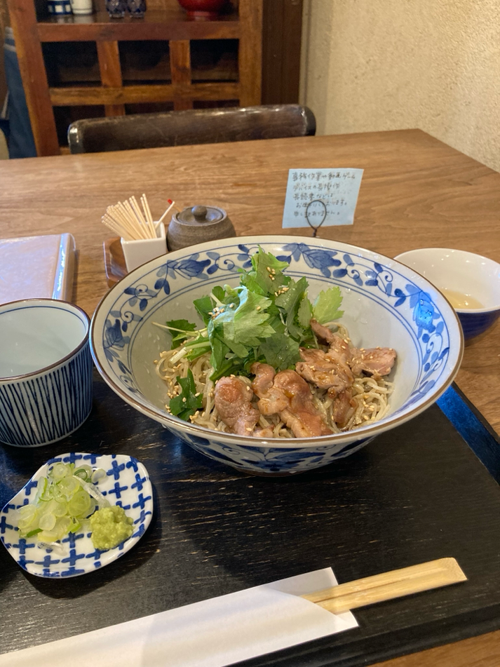 武蔵浦和駅前にある蕎麦屋「西むら」。炙り鴨と香味のお蕎麦は、ほんとうに絶品で、目をつむって味わって食べたくなる美味しさ！（もう大好き❤）お二人で切り盛りされている小さなお店なのですが、佇まいも上品で美しく、変わらず繁盛されていて嬉しく思います。また、武蔵浦和に来た時には絶対寄ります❤