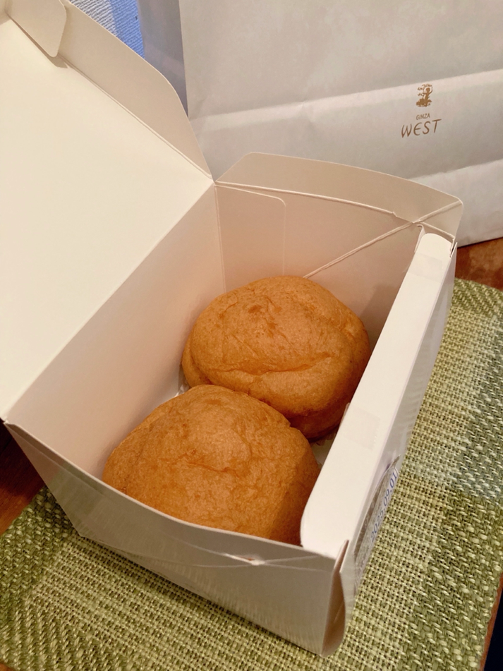 「預言カフェ赤坂」に来たときは、いつもは、「しろたえ」さんのレアチーズケーキをお土産に買って帰るのですが、帰り際、ちょうど預言者の方から、「最近食べたおすすめのスイーツ」として、WESTのシュークリームの話が出ていたので(笑)、今回はこちらをお土産に買って帰ることに♪ 2つで箱一杯になるくらい、すごいボリューミーで、中にカスタードがいっぱい!たしかに、とっても美味しかったです❤