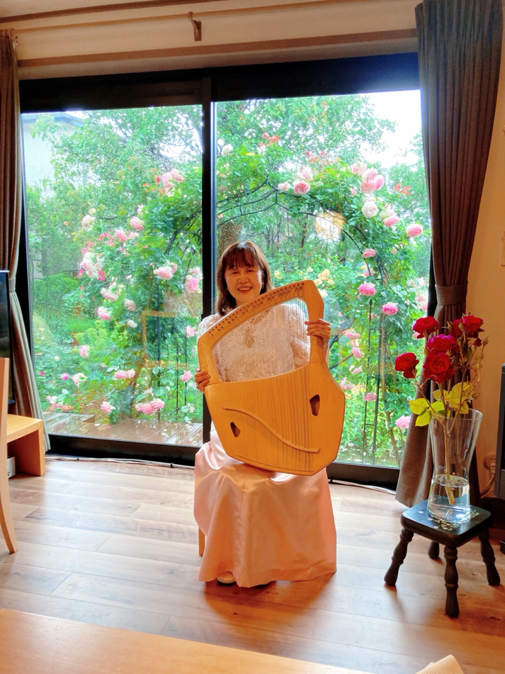 ライアーデュオ「リラ・コスモス」発地美枝子先生。もう、ほんとうに可愛い!ずっと見ていられるほど可愛らしい発地先生です。今回、わたしの母の中学の同級生の方が発地先生のライアーのレッスンを受けている生徒さんだということが分かり、もうびっくり!ご縁は回りまわって、今、そのご友人の奏でるライアーの音色に母が大いに癒されていることを思うと、発地先生のご活動の広さ、素晴らしさにあらためて感動します。発地先生、わたしだけでなく母までこんなに元気にしてくださり・・・ほんとうにありがとうございます!