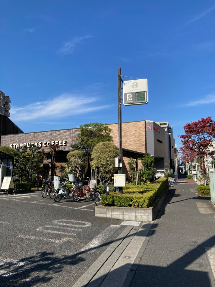 スターバックス浦和別所店。車でも自転車でも行きやすいので、さいたま市に住んでた頃の行きつけのカフェでした♪（ここで毎日のように作業をしていましたっけ）
