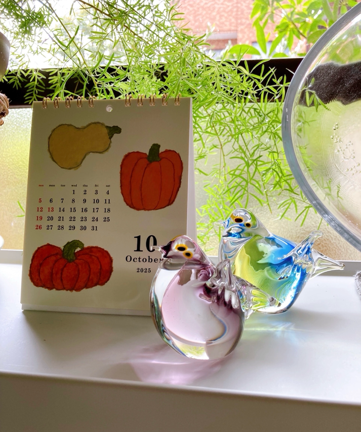 「10月のカレンダー」。米津祐介さんの「グリーティングライフ 2025年 カレンダー 」より