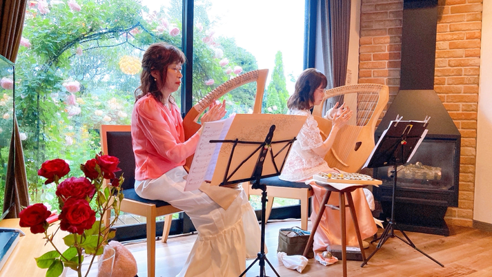 薔薇のお庭のライアーコンサート【リラ・コスモス】。奏でる姿も美しいお二人です。