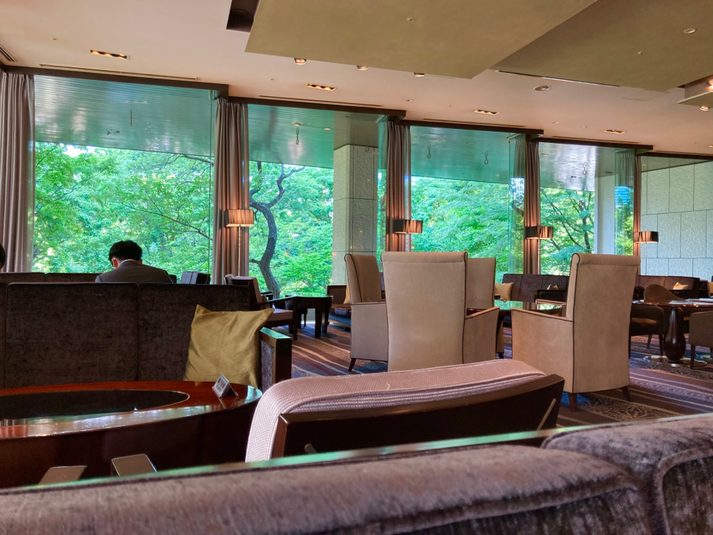 窓からの新緑を眺めながらの個人セッションでした。【京王プラザホテル、カクテル&Teaラウンジ】