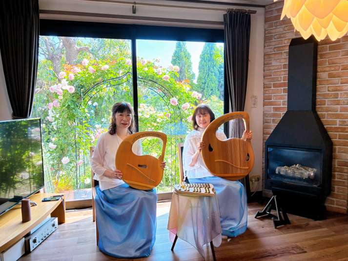 薔薇のアーチをバックに、ライアーデュオ「リラ・コスモス」さん。右が発地美枝子さん、左が平川絵里子さん。