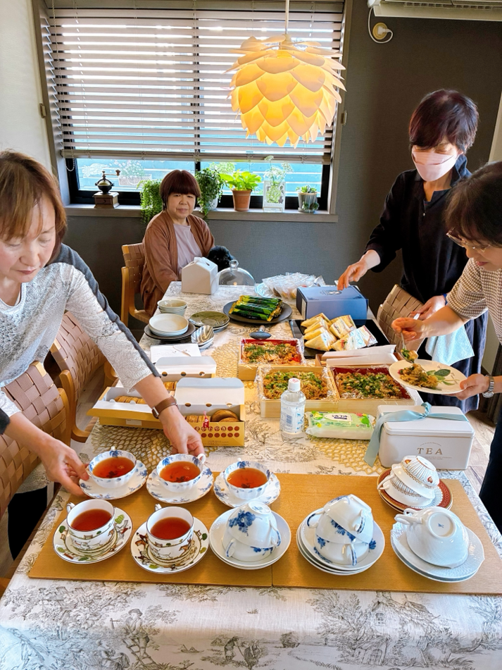 美味しいものをいただきながらの歓談も最高の時間でした。祥子さんのお宅に集まる方は皆、透きとおった意識を持っている方々ばかりで、人生のちょっと先を行く先輩からのお話は滋養に満ちていて、今、そしてこれから歩んでいくわたしにとって最高のエールメッセージになりました♪ この日、この時をご一緒できたことに感謝いたします!