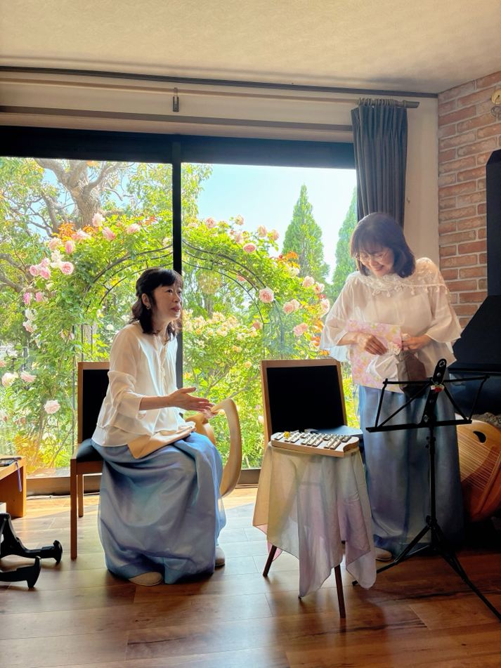 ライアーデュオ「リラ・コスモス」のお二人。右が発地美枝子さん、左が平川絵里子さん。お二人の自然なやり取りや笑顔に癒されます。